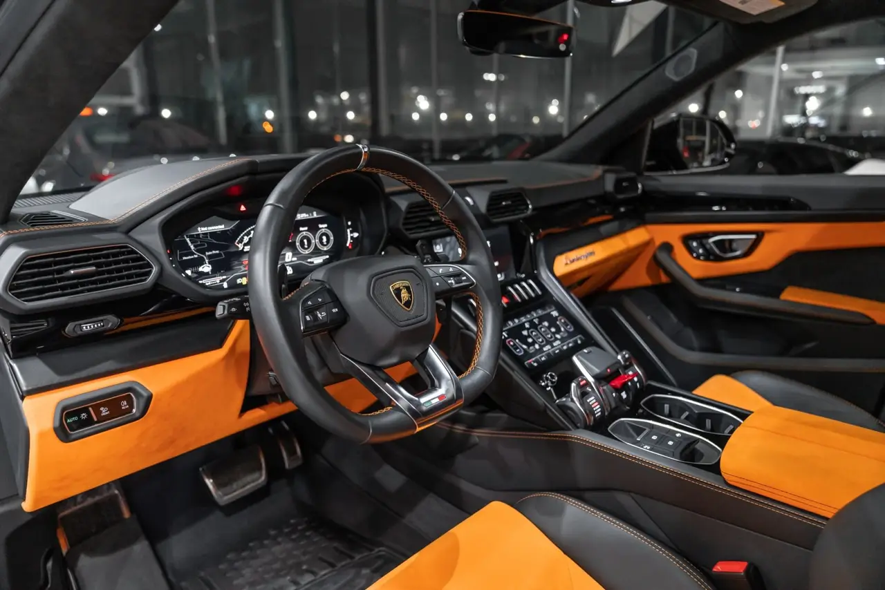 Lamborghini Urus S 2024, Armaturenbrett — Munich Luxury Cars, München. Der Lamborghini Urus S ist ein SUV, das die Fahrdynamik eines Sportwagens mit der…