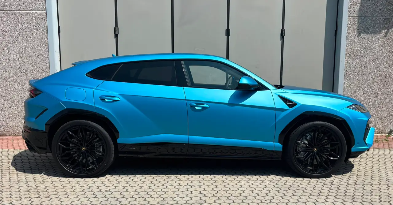 Lamborghini Urus SE 2025, Außenansicht — Munich Luxury Cars, München. Der Lamborghini Urus SE verbindet die Fahrdynamik eines Supersportwagens mit dem Format…