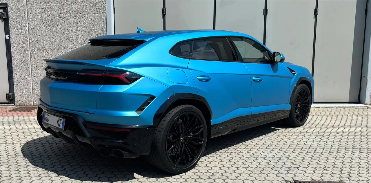 Lamborghini Urus SE 2025, Frontansicht — Munich Luxury Cars, München. Der Lamborghini Urus SE verbindet die Fahrdynamik eines Supersportwagens mit dem Format…