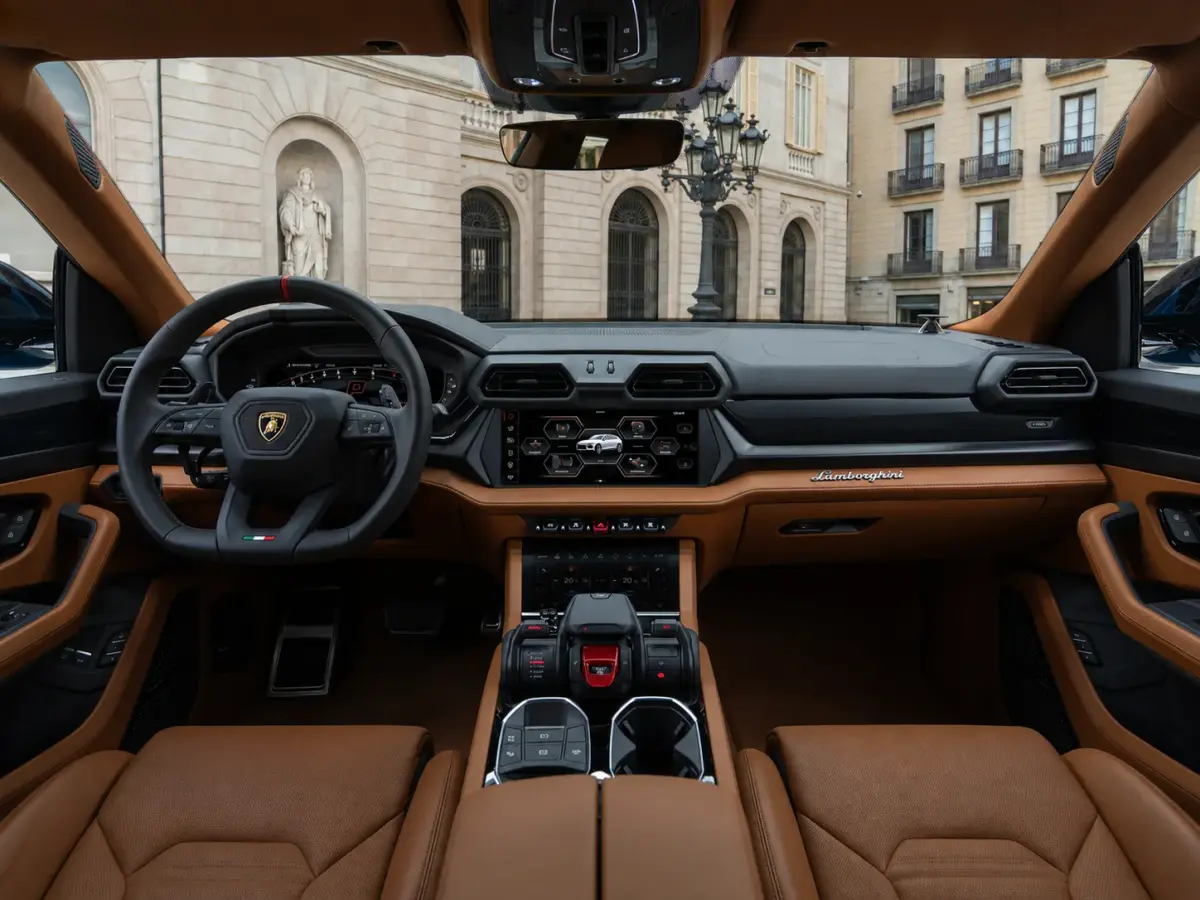 Lamborghini Urus SE 2025, Heckansicht — Munich Luxury Cars, München. Der Lamborghini Urus SE verbindet die Fahrdynamik eines Supersportwagens mit dem Format…