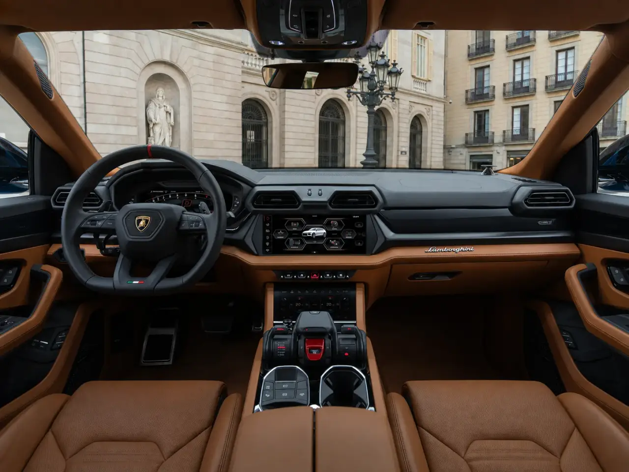 Lamborghini Urus SE 2025, Heckansicht — Munich Luxury Cars, München. Der Lamborghini Urus SE verbindet die Fahrdynamik eines Supersportwagens mit dem Format…
