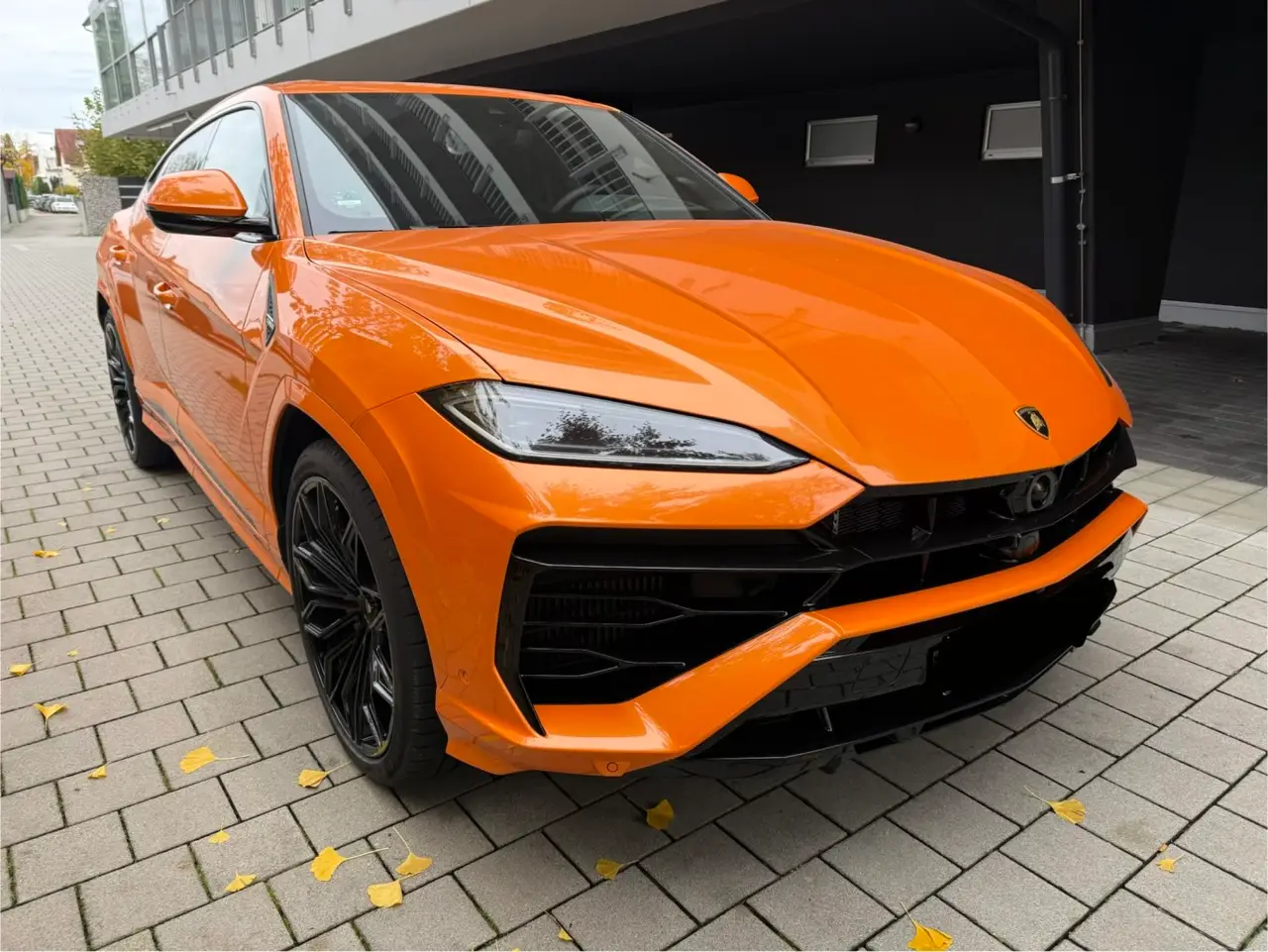 Lamborghini URUS SE 2025, Frontansicht — Munich Luxury Cars, München. Der Lamborghini Urus SE verbindet die Fahrdynamik eines Sportwagens mit der…