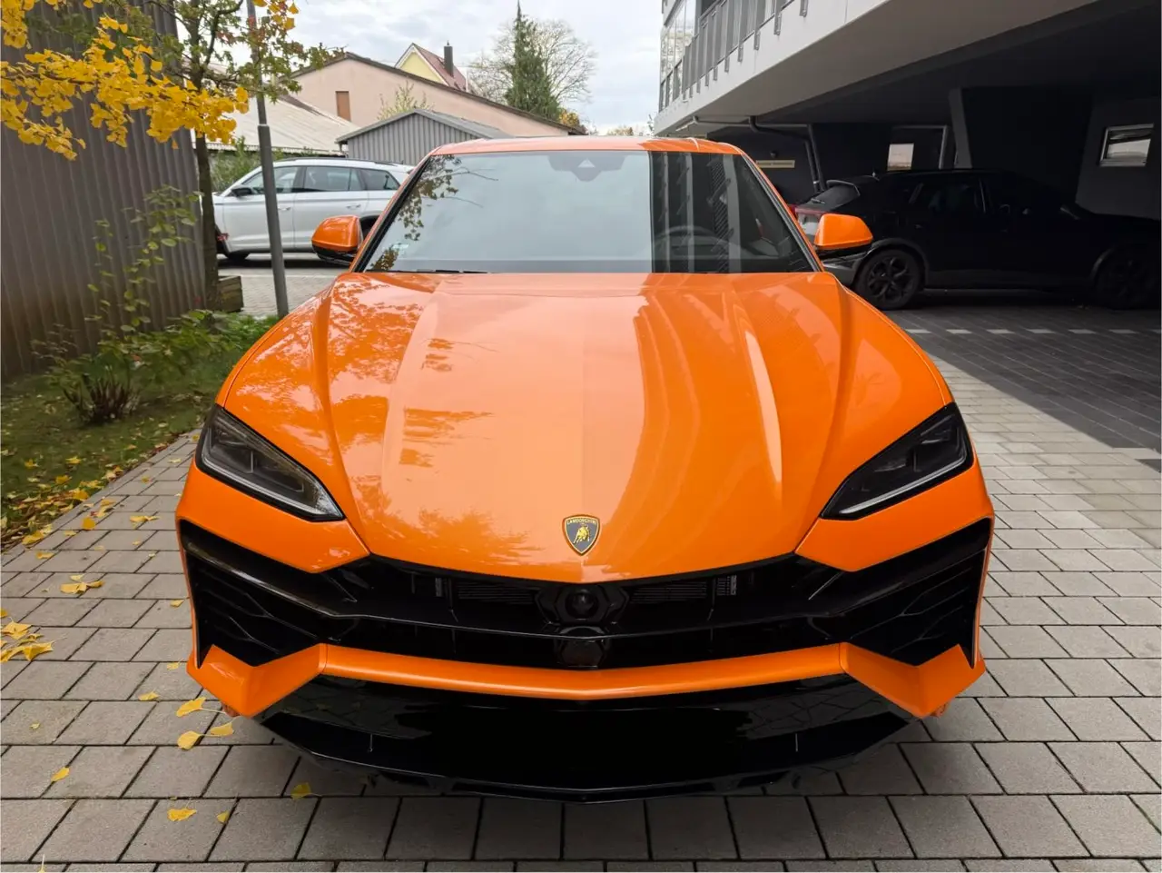 Lamborghini URUS SE 2025, Heckansicht — Munich Luxury Cars, München. Der Lamborghini Urus SE verbindet die Fahrdynamik eines Sportwagens mit der…