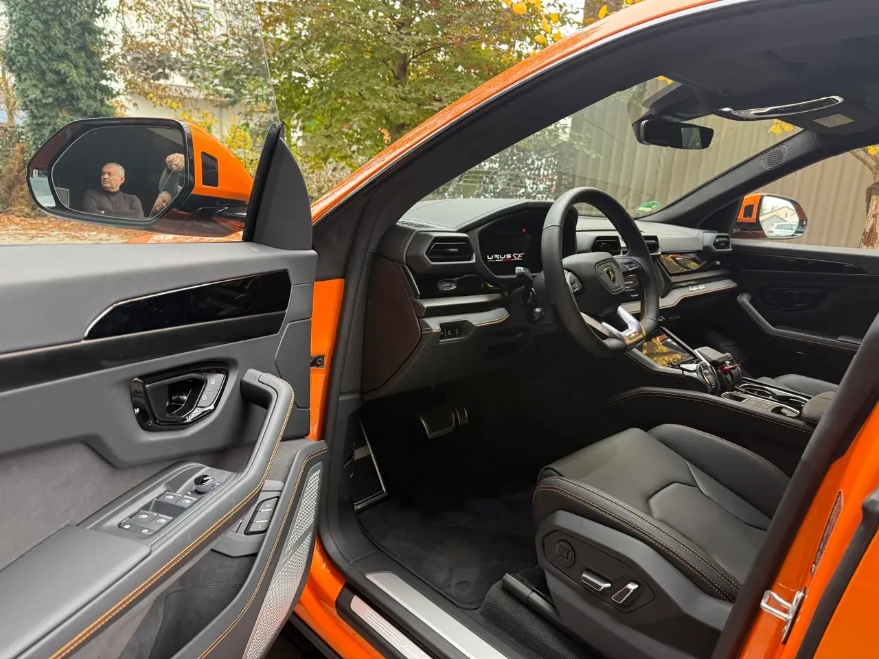 Lamborghini URUS SE 2025, Innenraum — Munich Luxury Cars, München. Der Lamborghini Urus SE verbindet die Fahrdynamik eines Sportwagens mit der…