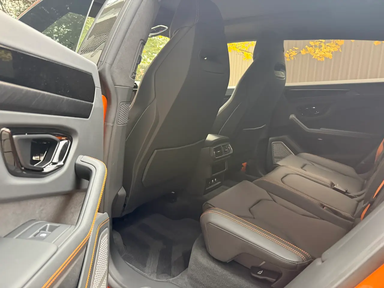 Lamborghini URUS SE 2025, Armaturenbrett — Munich Luxury Cars, München. Der Lamborghini Urus SE verbindet die Fahrdynamik eines Sportwagens mit der…