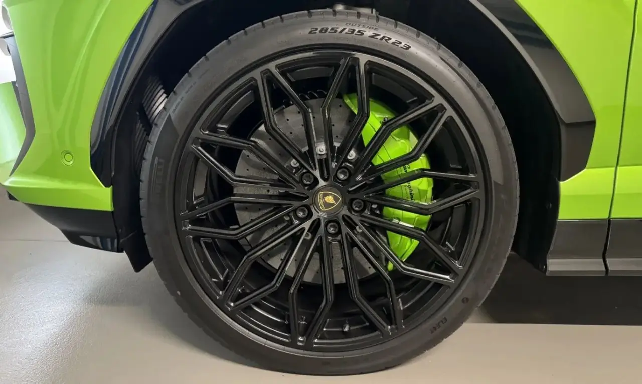 Lamborghini Urus SE 2026, Außenansicht — Munich Luxury Cars, München. Der Lamborghini Urus SE verbindet die Silhouette eines klassischen SUV mit dem Charakter…