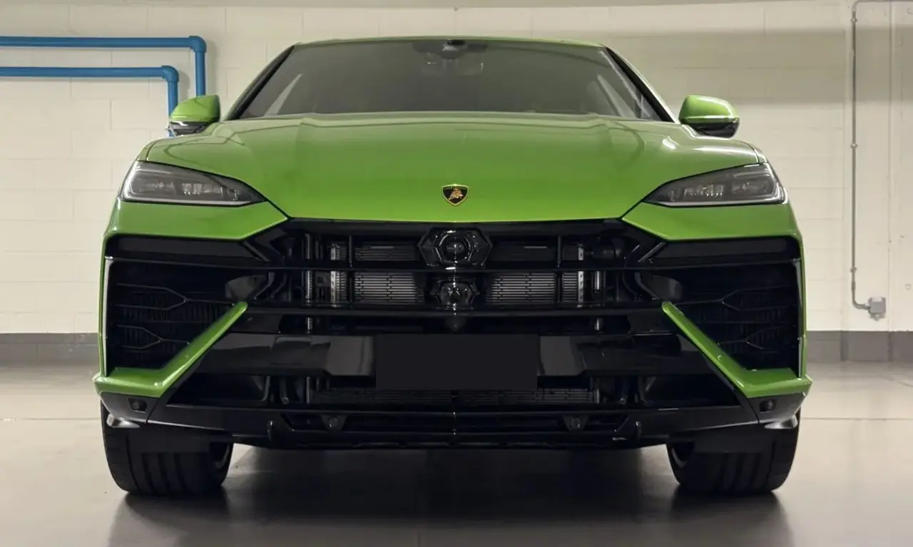 Lamborghini Urus SE 2026, Innenraum — Munich Luxury Cars, München. Der Lamborghini Urus SE verbindet die Silhouette eines klassischen SUV mit dem Charakter…