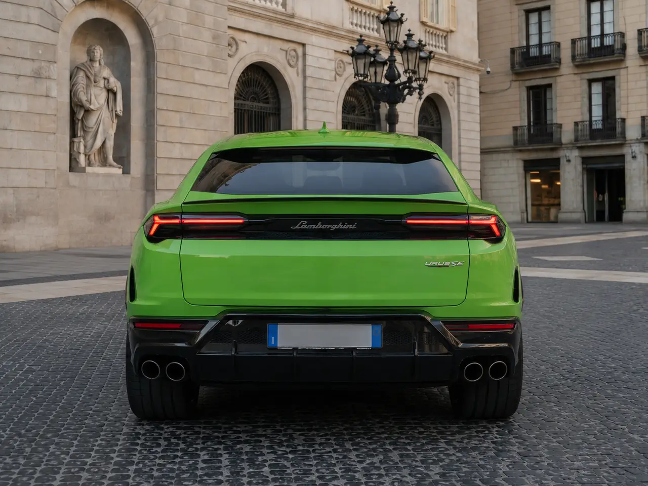 Lamborghini Urus SE 2026, Heckansicht — Munich Luxury Cars, München. Der Lamborghini Urus SE verbindet die Silhouette eines klassischen SUV mit dem Charakter…