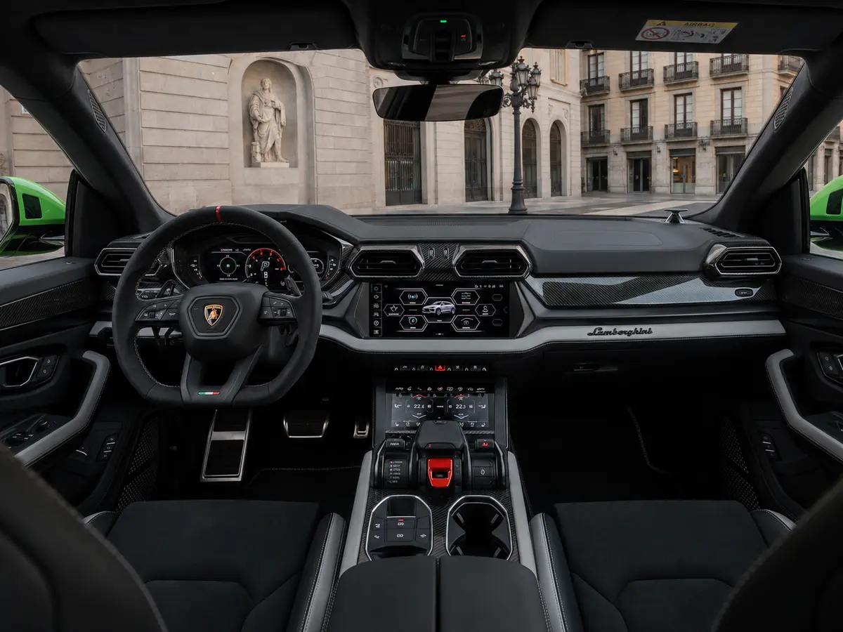 Lamborghini Urus SE 2026, Innenraum — Munich Luxury Cars, München. Der Lamborghini Urus SE verbindet die Silhouette eines klassischen SUV mit dem Charakter…