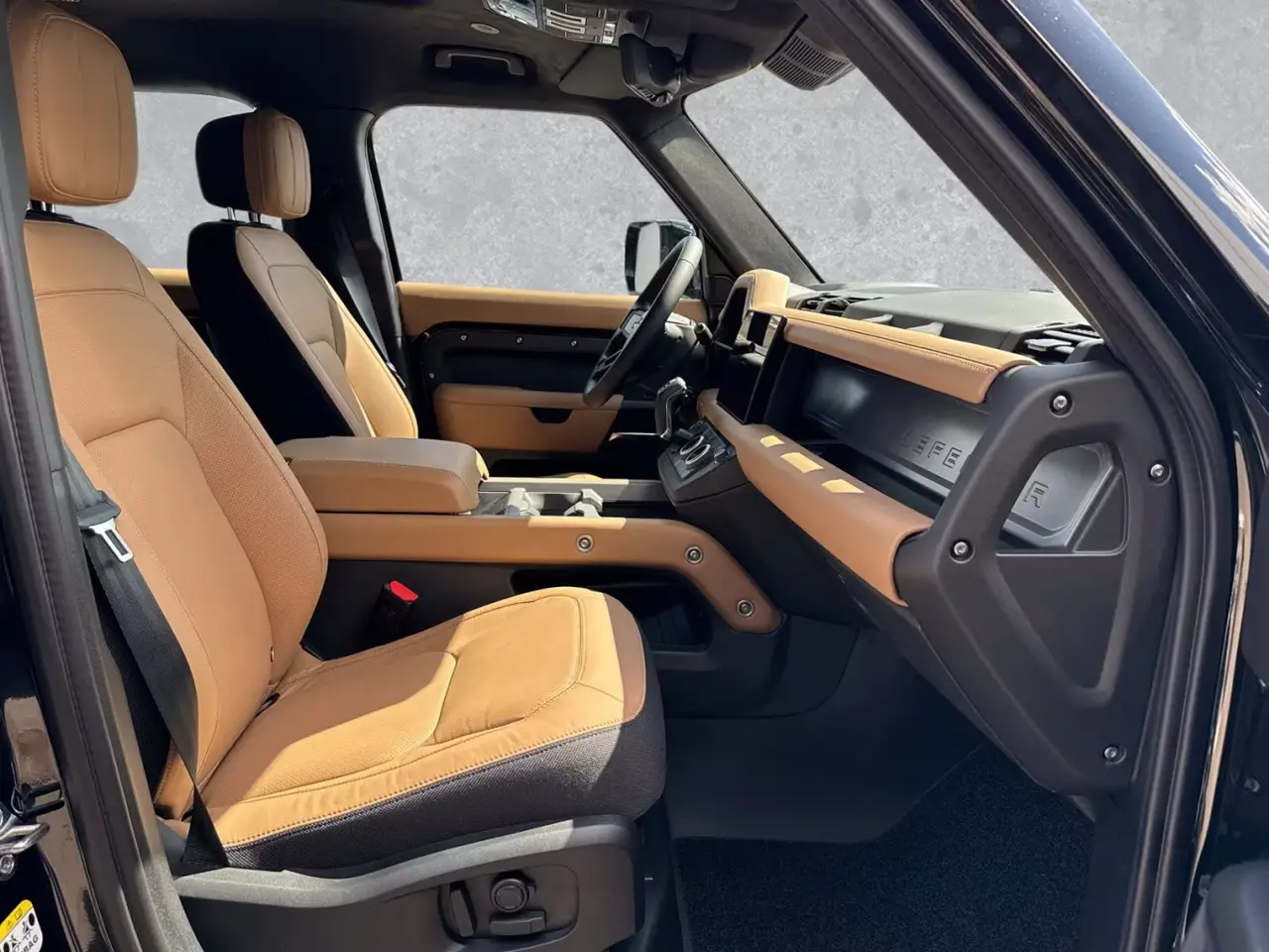 Land Rover Defender 2024, Frontansicht — Munich Luxury Cars, München. Der Land Rover Defender aus dem Modelljahr 2024 ist als Siebensitzer ausgelegt und damit…