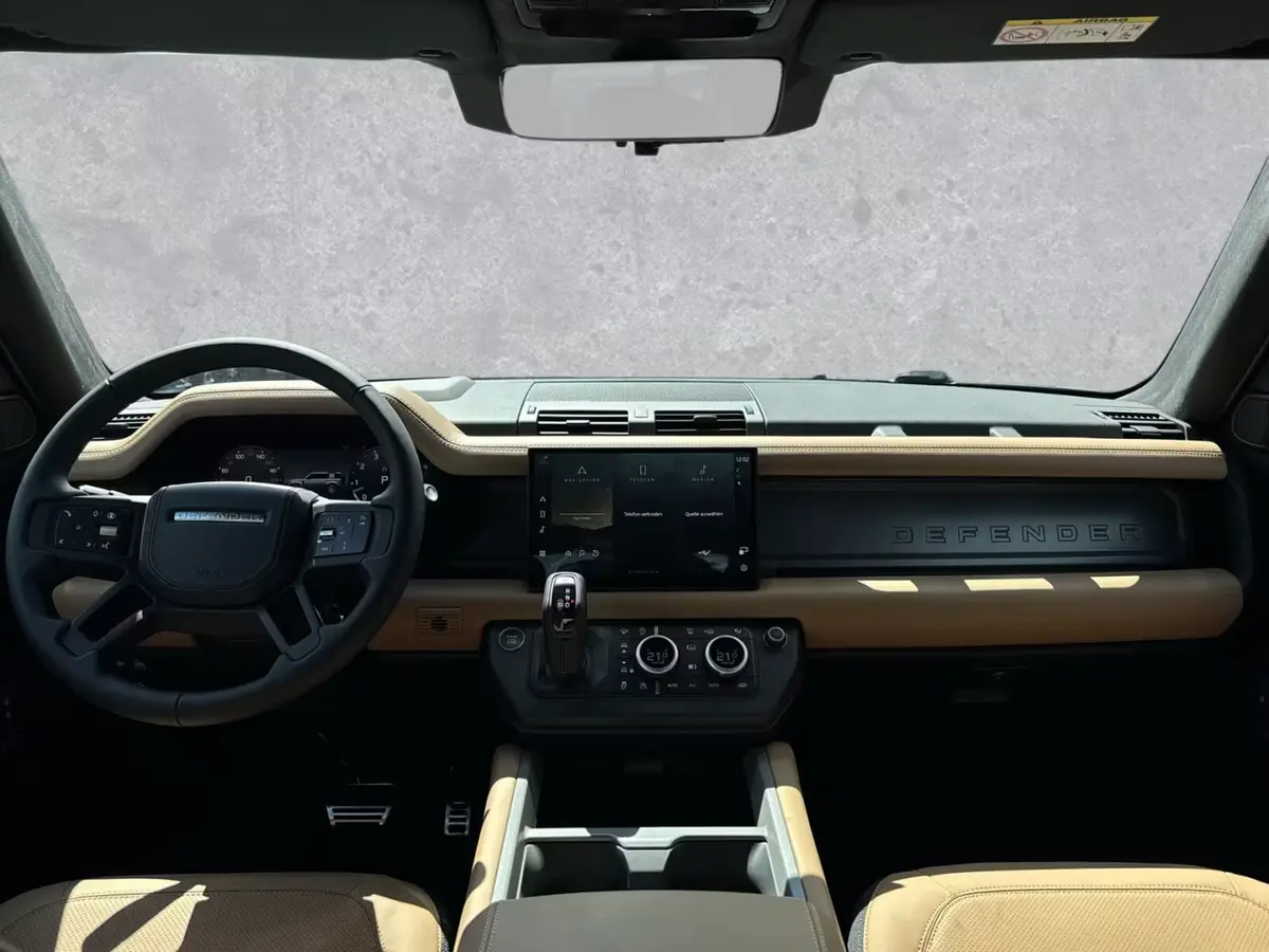 Land Rover Defender 2024, Heckansicht — Munich Luxury Cars, München
