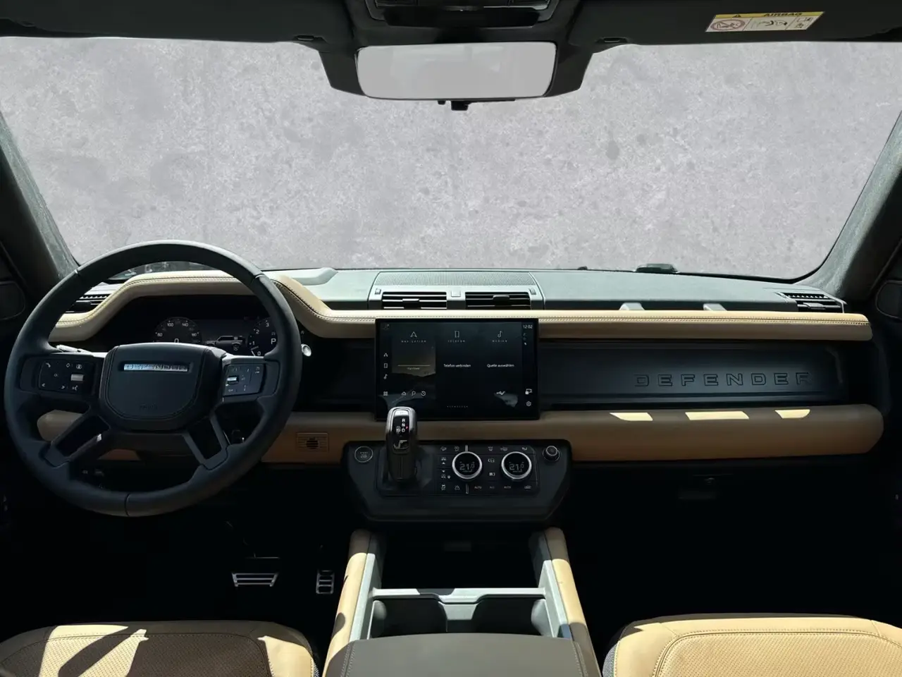 Land Rover Defender 2024, Heckansicht — Munich Luxury Cars, München. Der Land Rover Defender aus dem Modelljahr 2024 ist als Siebensitzer ausgelegt und damit…
