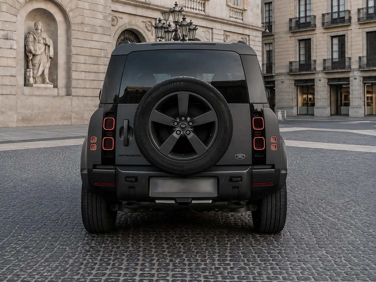 Land Rover Defender 2024, Heckansicht — Munich Luxury Cars, München. Der Land Rover Defender aus dem Modelljahr 2024 ist als Siebensitzer ausgelegt und damit…