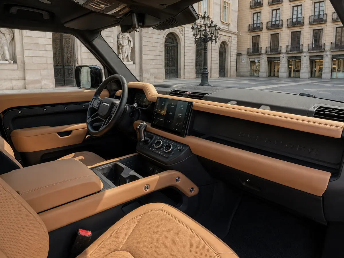 Land Rover Defender 2024, Innenraum — Munich Luxury Cars, München. Der Land Rover Defender aus dem Modelljahr 2024 ist als Siebensitzer ausgelegt und damit…