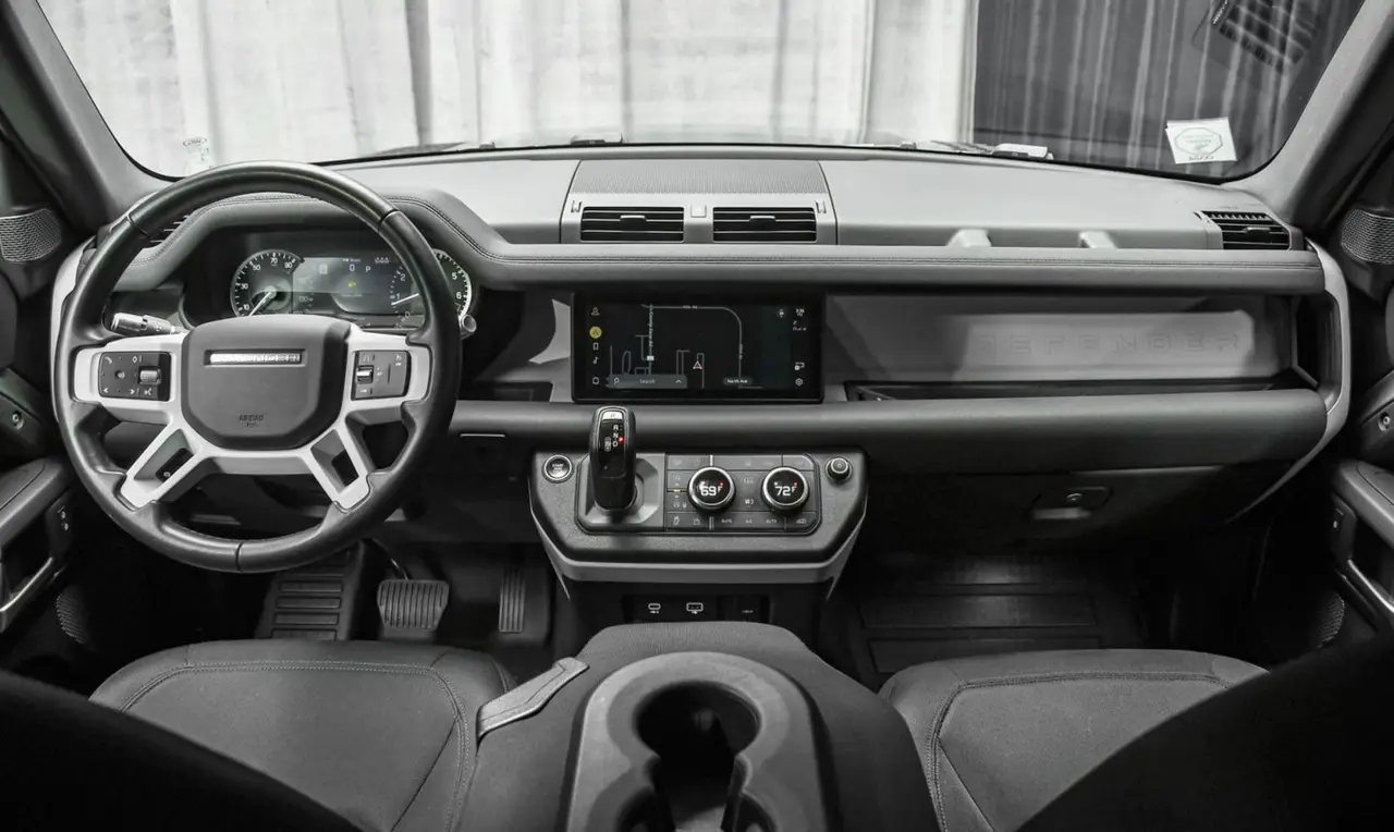 Land Rover Defender X-Dynamic 7 seater 2024, Armaturenbrett — Munich Luxury Cars, München. Der Land Rover Defender X-Dynamic in der Sieben-Sitzer-Version verbindet die kantige,…