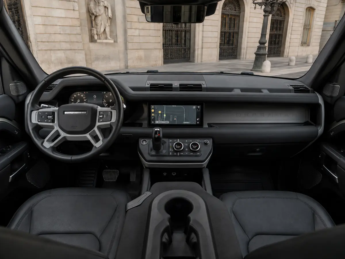 Land Rover Defender X-Dynamic 7 seater 2024, Innenraum — Munich Luxury Cars, München. Der Land Rover Defender X-Dynamic in der Sieben-Sitzer-Version verbindet die kantige,…