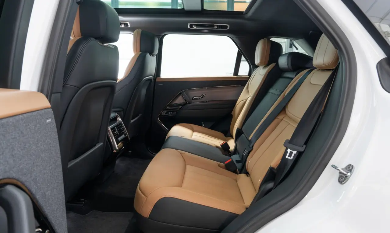 Land Rover Range Rover Sport 2025, Seitenprofil — Munich Luxury Cars, München. Der Range Rover Sport 2025 verbindet die Sitzposition und Übersicht eines klassischen SUV…