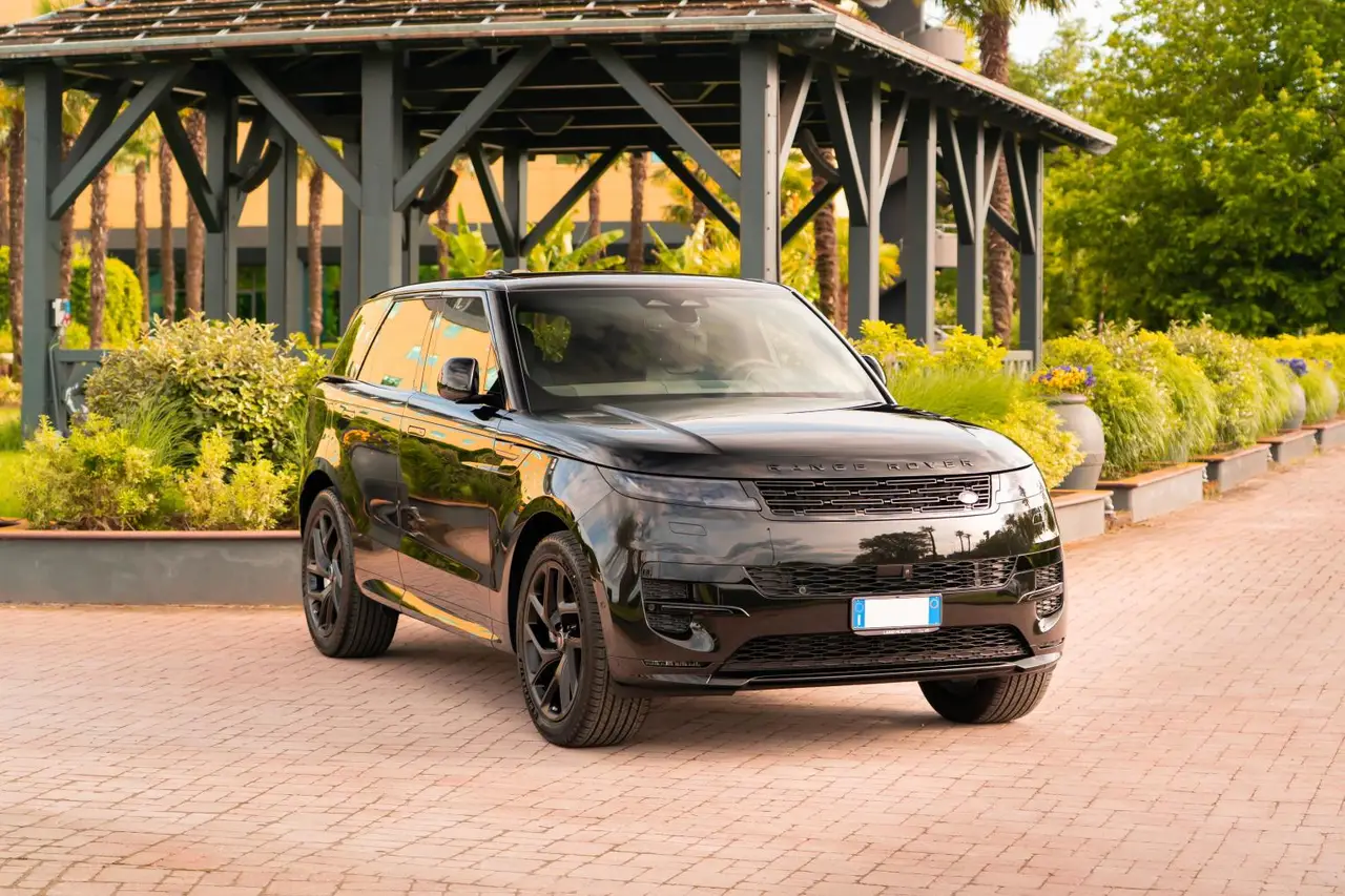 Land Rover Range Rover Sport Dynamic SE 2025, Frontansicht — Munich Luxury Cars, München. Der Range Rover Sport Dynamic SE (Modelljahr 2025) verbindet die Präsenz eines großen…