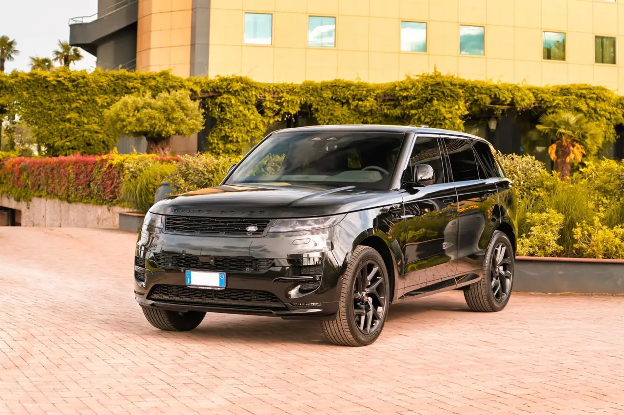 Land Rover Range Rover Sport Dynamic SE 2025, Heckansicht — Munich Luxury Cars, München. Der Range Rover Sport Dynamic SE (Modelljahr 2025) verbindet die Präsenz eines großen…