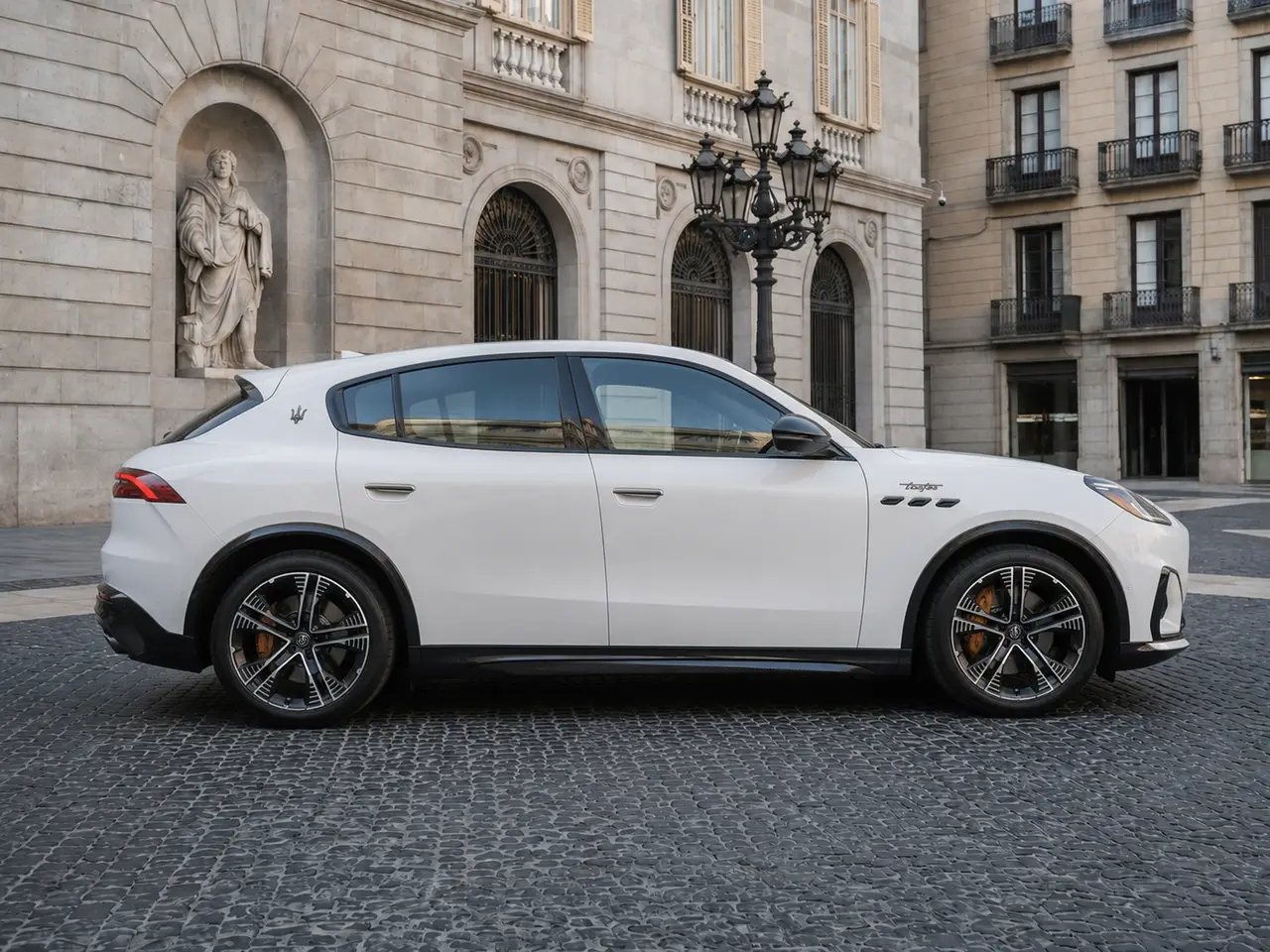 Maserati Grecale GT 2025, Frontansicht — Munich Luxury Cars, München. Der Maserati Grecale GT verbindet die Linienführung eines italienischen Sportwagens mit…