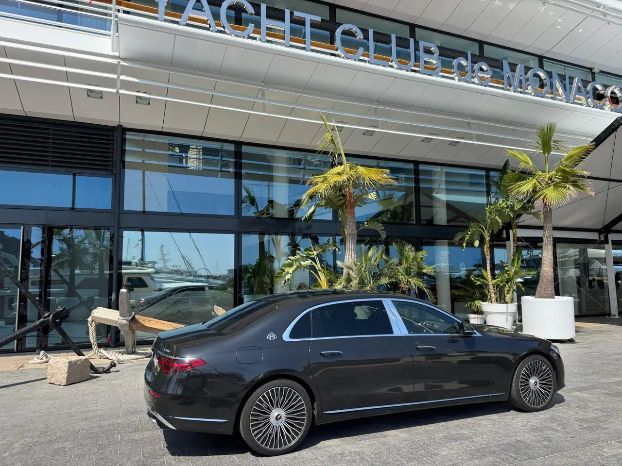 Maybach S580 2023, вид спереди — Munich Luxury Cars, Мюнхен. Maybach S580 — машина для тех, кто воспринимает автомобиль как продолжение переговорной…
