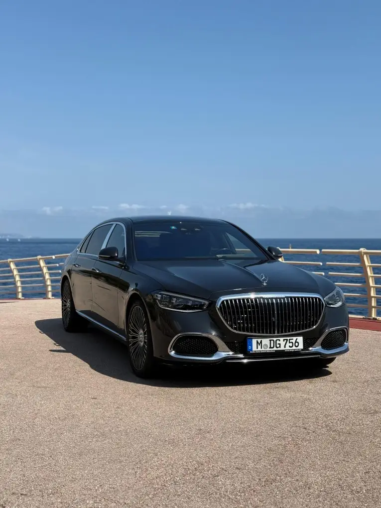Maybach S580 2023, вид сзади — Munich Luxury Cars, Мюнхен. Maybach S580 — машина для тех, кто воспринимает автомобиль как продолжение переговорной…