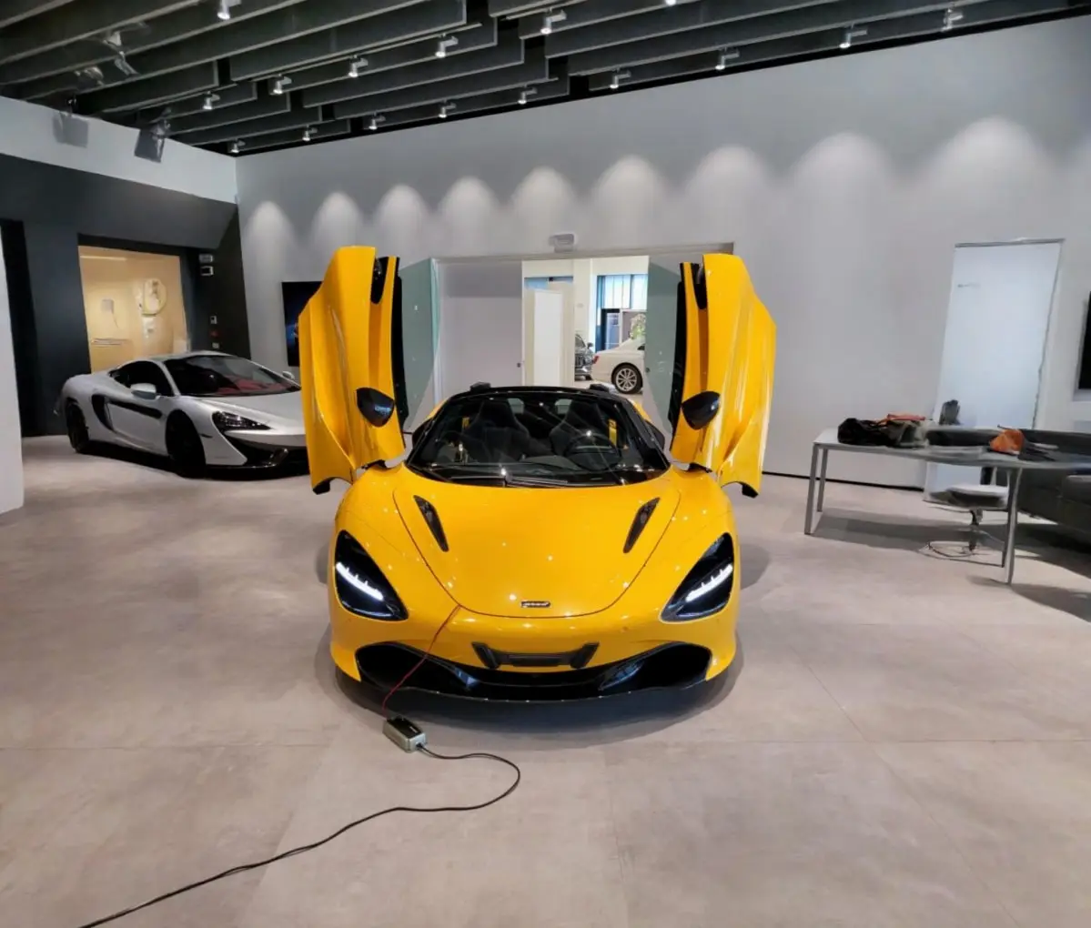 McLaren 720S Spider 2022, Außenansicht — Munich Luxury Cars, München. Der McLaren 720S Spider aus dem Modelljahr 2022 zeigt, wie ein offener Supersportwagen…