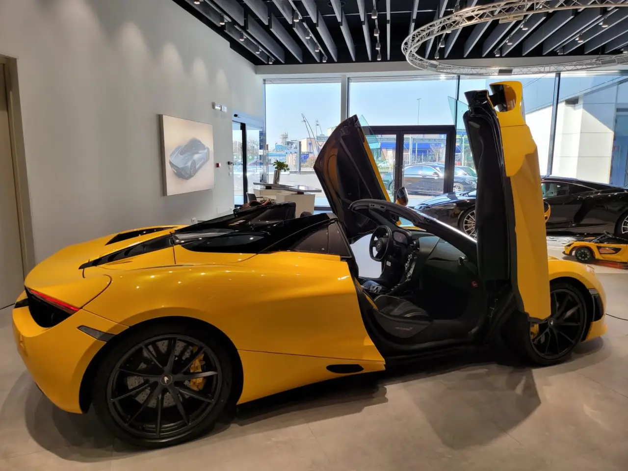 McLaren 720S Spider 2022, Frontansicht — Munich Luxury Cars, München. Der McLaren 720S Spider aus dem Modelljahr 2022 zeigt, wie ein offener Supersportwagen…