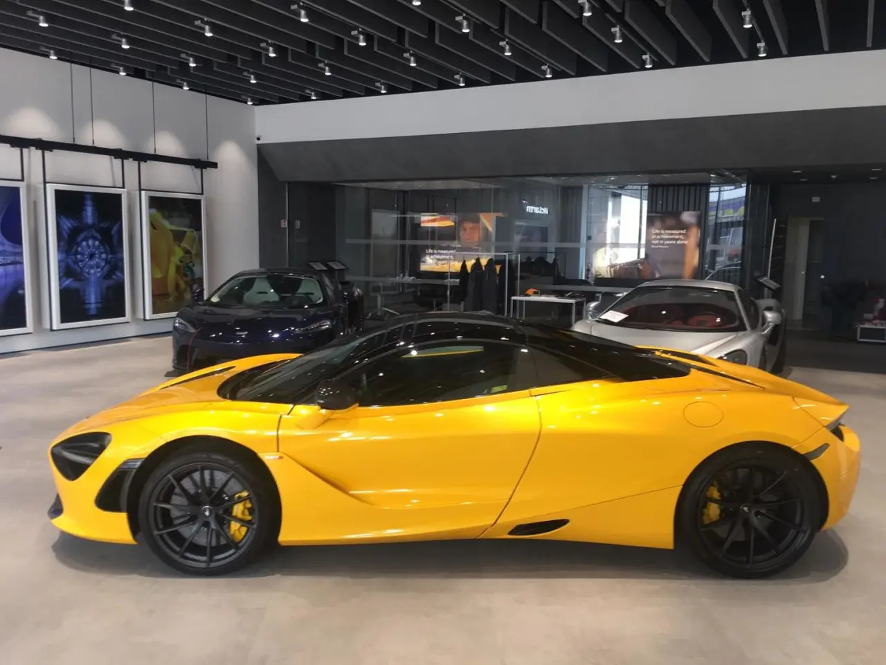McLaren 720S Spider 2022, Heckansicht — Munich Luxury Cars, München. Der McLaren 720S Spider aus dem Modelljahr 2022 zeigt, wie ein offener Supersportwagen…
