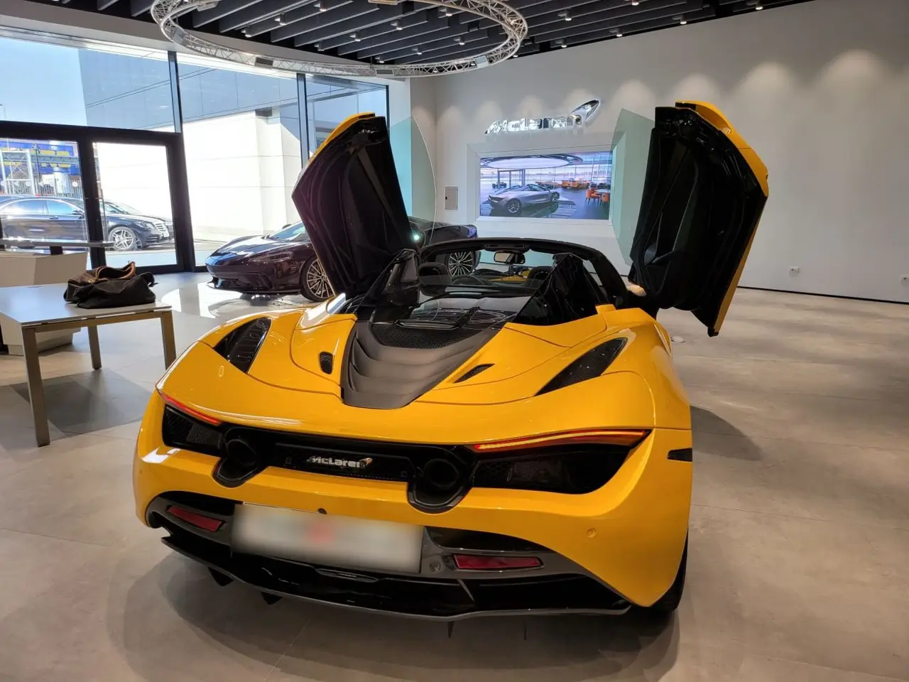 McLaren 720S Spider 2022, Innenraum — Munich Luxury Cars, München. Der McLaren 720S Spider aus dem Modelljahr 2022 zeigt, wie ein offener Supersportwagen…