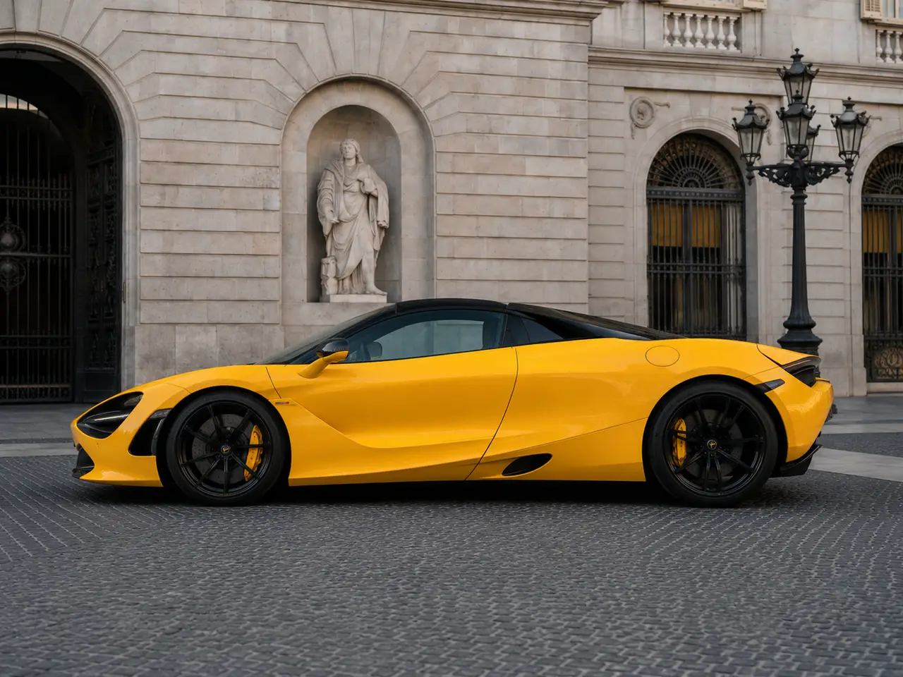 McLaren 720S Spider 2022, Außenansicht — Munich Luxury Cars, München. Der McLaren 720S Spider aus dem Modelljahr 2022 zeigt, wie ein offener Supersportwagen…
