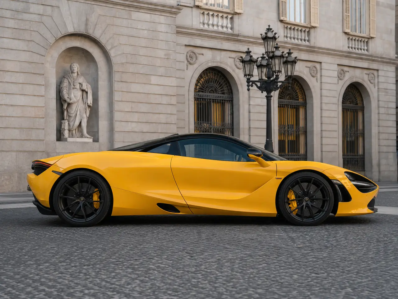 McLaren 720S Spider 2022, Frontansicht — Munich Luxury Cars, München. Der McLaren 720S Spider aus dem Modelljahr 2022 zeigt, wie ein offener Supersportwagen…