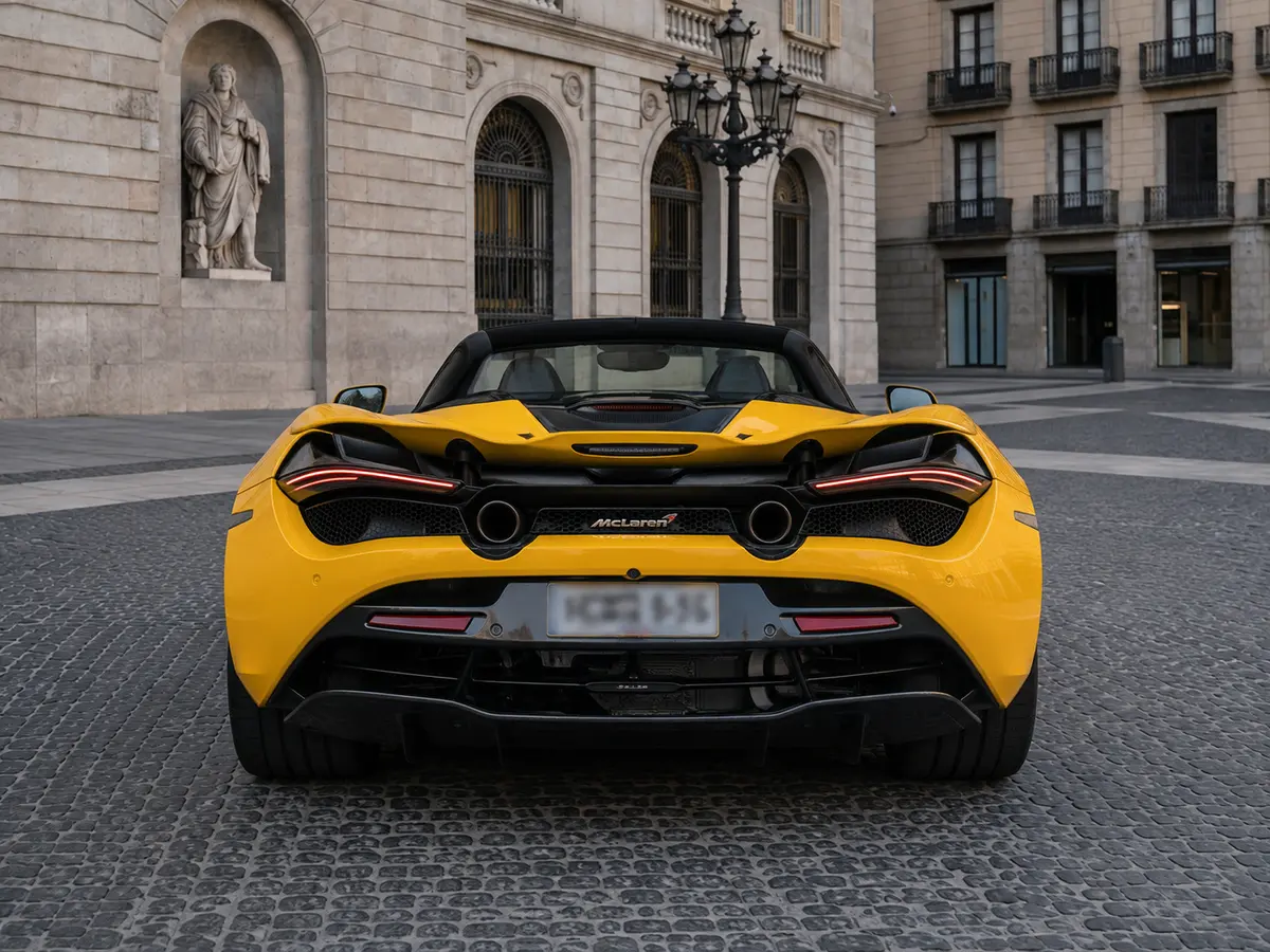 McLaren 720S Spider 2022, Heckansicht — Munich Luxury Cars, München. Der McLaren 720S Spider aus dem Modelljahr 2022 zeigt, wie ein offener Supersportwagen…