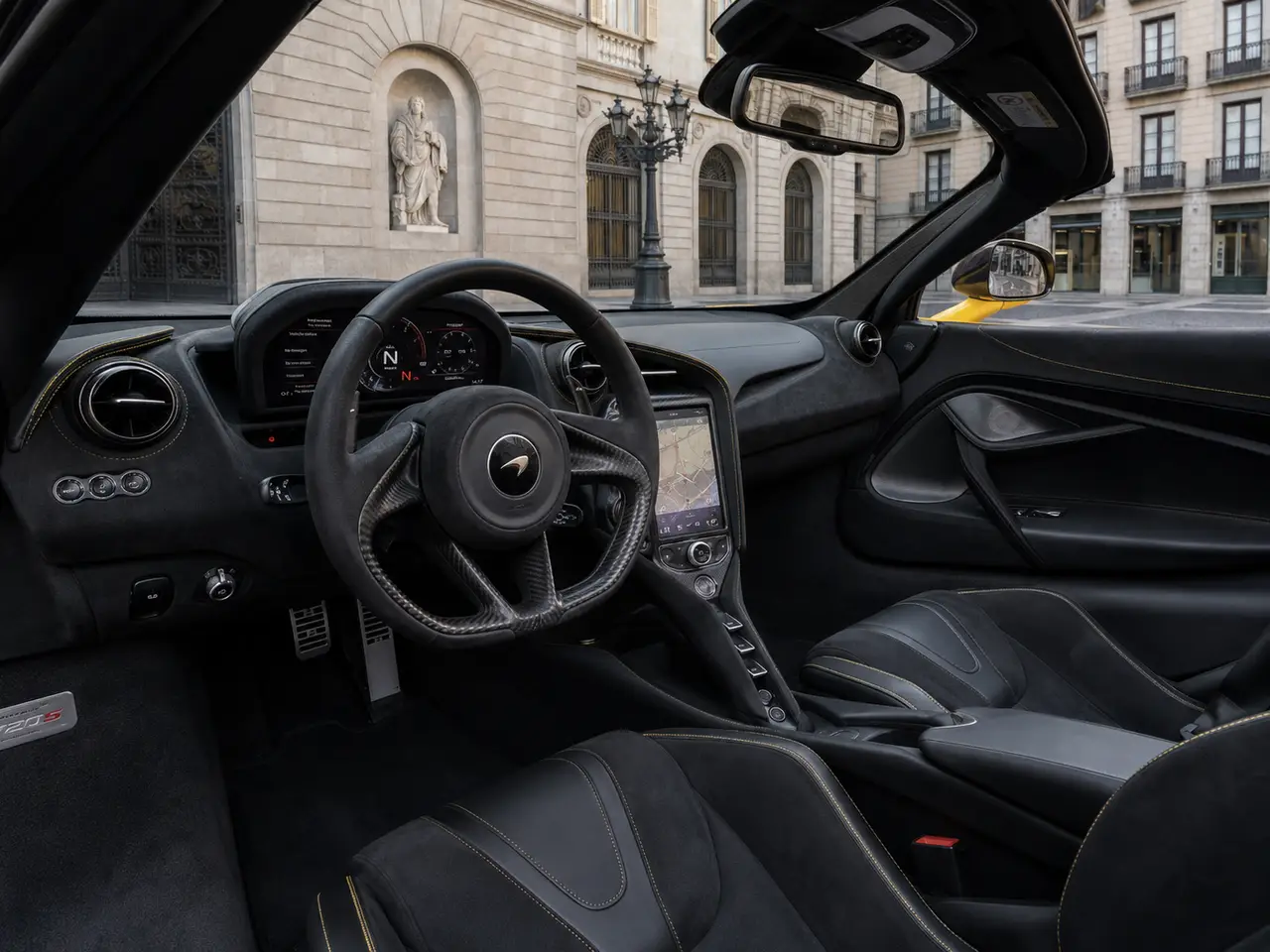McLaren 720S Spider 2022, Innenraum — Munich Luxury Cars, München. Der McLaren 720S Spider aus dem Modelljahr 2022 zeigt, wie ein offener Supersportwagen…