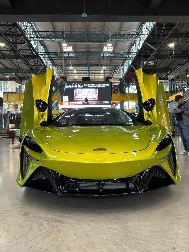 McLaren Artura Spider 2024, Außenansicht — Munich Luxury Cars, München. Der McLaren Artura Spider verbindet Hybridtechnologie mit offenem Fahren auf einem…