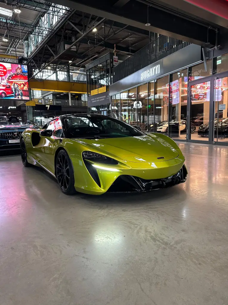 McLaren Artura Spider 2024, Frontansicht — Munich Luxury Cars, München. Der McLaren Artura Spider verbindet Hybridtechnologie mit offenem Fahren auf einem…