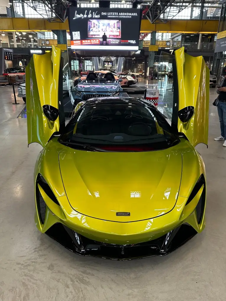 McLaren Artura Spider 2024, Heckansicht — Munich Luxury Cars, München. Der McLaren Artura Spider verbindet Hybridtechnologie mit offenem Fahren auf einem…