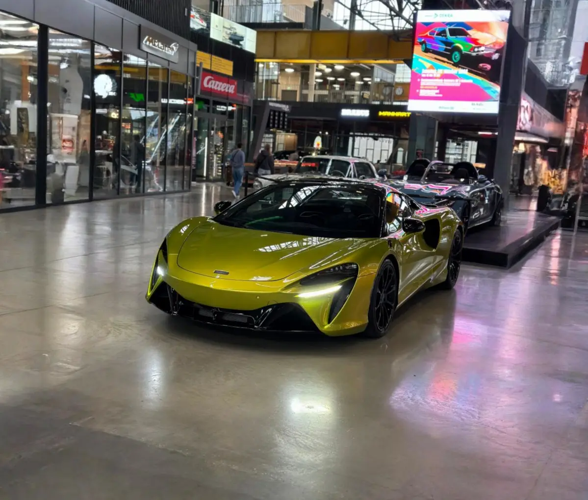 McLaren Artura Spider 2024, Innenraum — Munich Luxury Cars, München. Der McLaren Artura Spider verbindet Hybridtechnologie mit offenem Fahren auf einem…