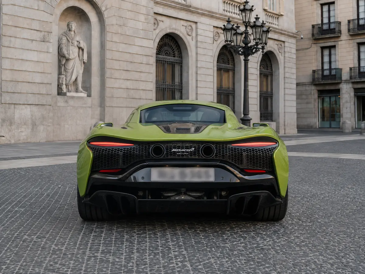 McLaren Artura Spider 2024, Heckansicht — Munich Luxury Cars, München. Der McLaren Artura Spider verbindet Hybridtechnologie mit offenem Fahren auf einem…