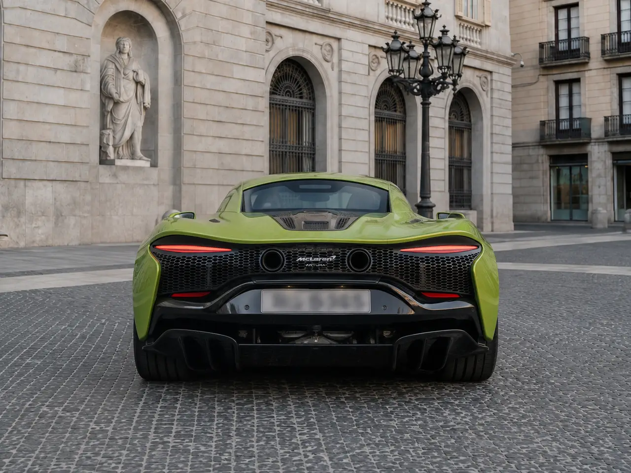 McLaren Artura Spider 2024, Heckansicht — Munich Luxury Cars, München. Der McLaren Artura Spider verbindet Hybridtechnologie mit offenem Fahren auf einem…