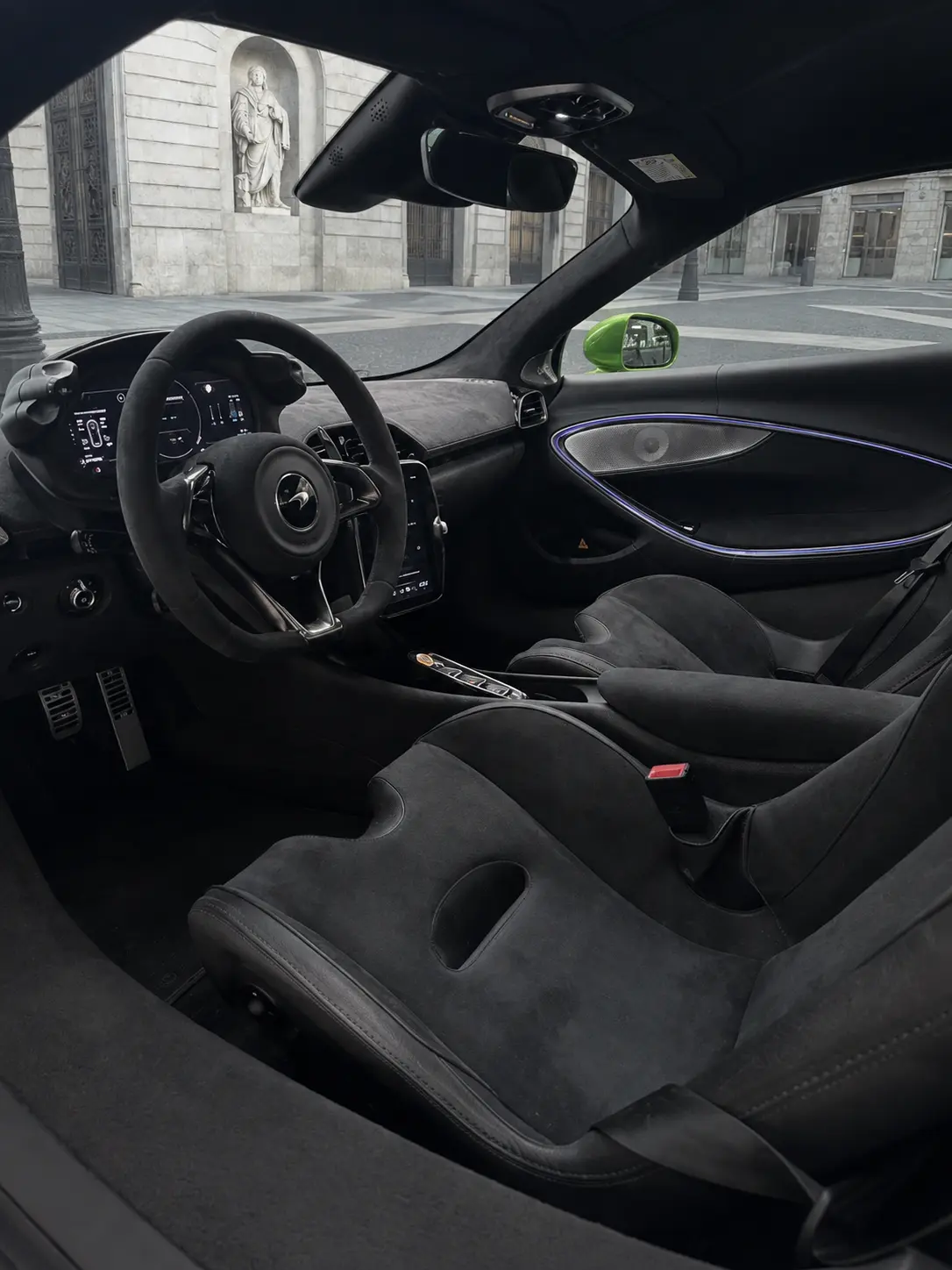 McLaren Artura Spider 2024, Innenraum — Munich Luxury Cars, München. Der McLaren Artura Spider verbindet Hybridtechnologie mit offenem Fahren auf einem…