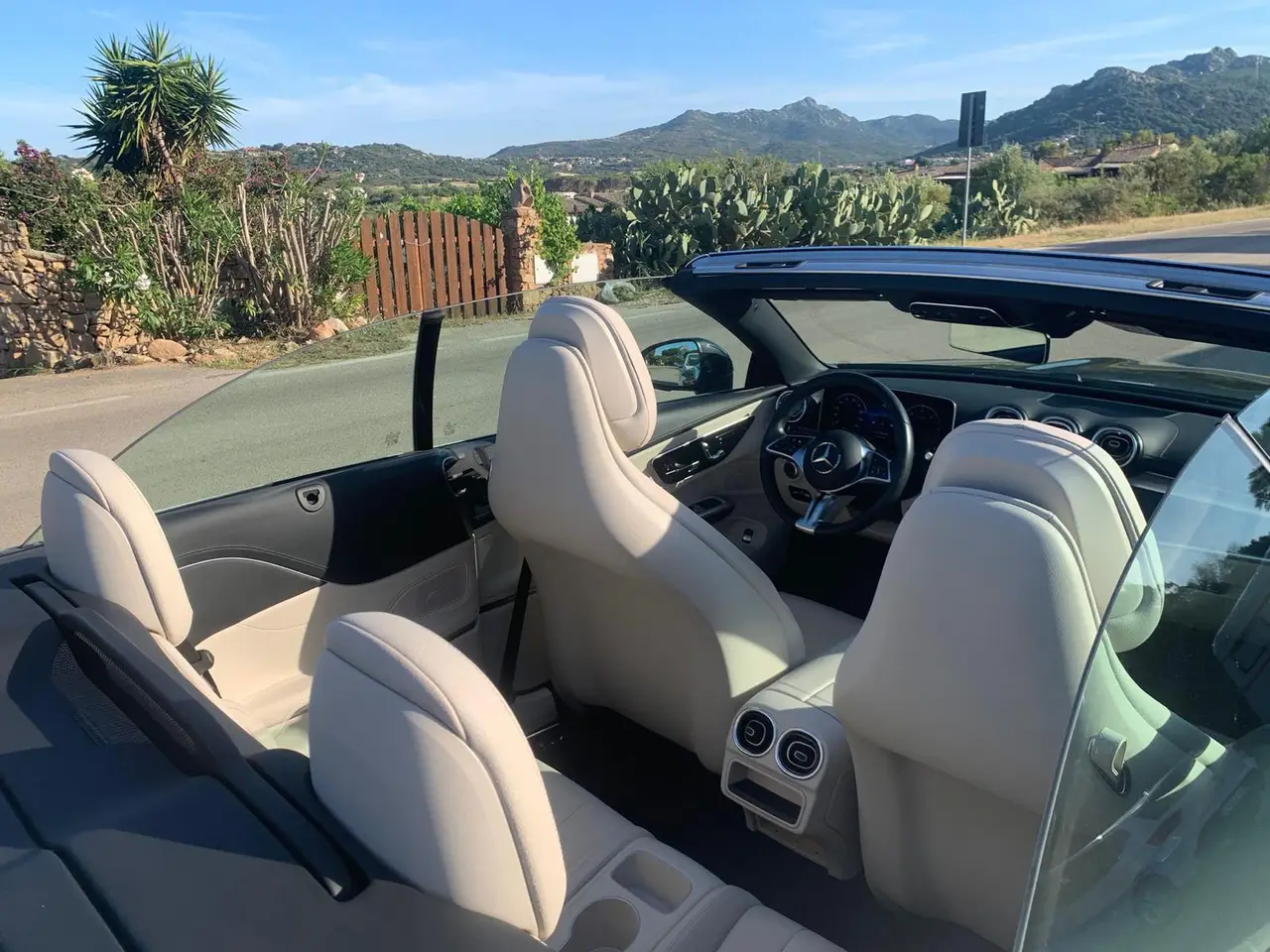 Mercedes Benz CLE Cabrio 2025, Innenraum — Munich Luxury Cars, München. Das Mercedes Benz CLE Cabrio verkörpert eine ruhige Form von Souveränität: 258 PS reichen…