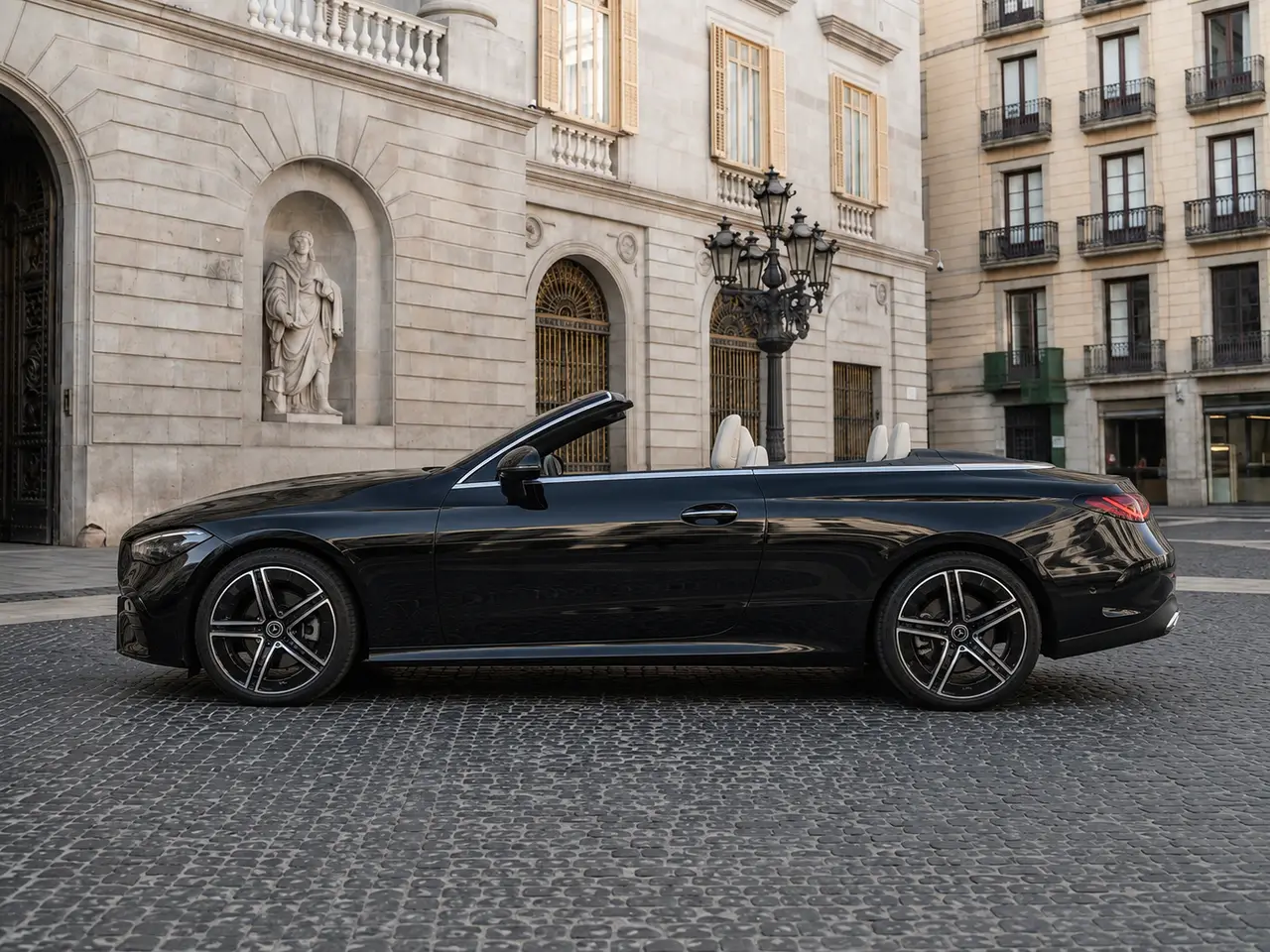 Mercedes Benz CLE Cabrio 2025, Außenansicht — Munich Luxury Cars, München. Das Mercedes Benz CLE Cabrio verkörpert eine ruhige Form von Souveränität: 258 PS reichen…