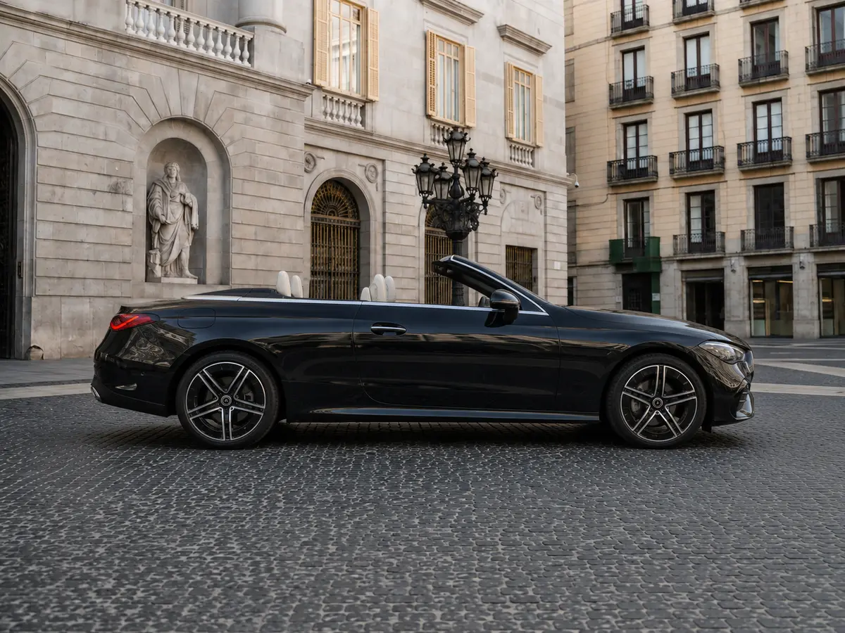 Mercedes Benz CLE Cabrio 2025, Frontansicht — Munich Luxury Cars, München. Das Mercedes Benz CLE Cabrio verkörpert eine ruhige Form von Souveränität: 258 PS reichen…