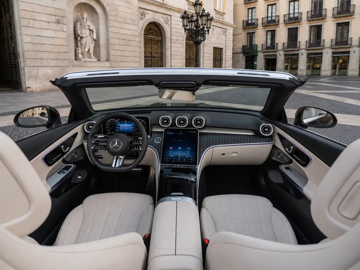Mercedes Benz CLE Cabrio 2025, Innenraum — Munich Luxury Cars, München. Das Mercedes Benz CLE Cabrio verkörpert eine ruhige Form von Souveränität: 258 PS reichen…