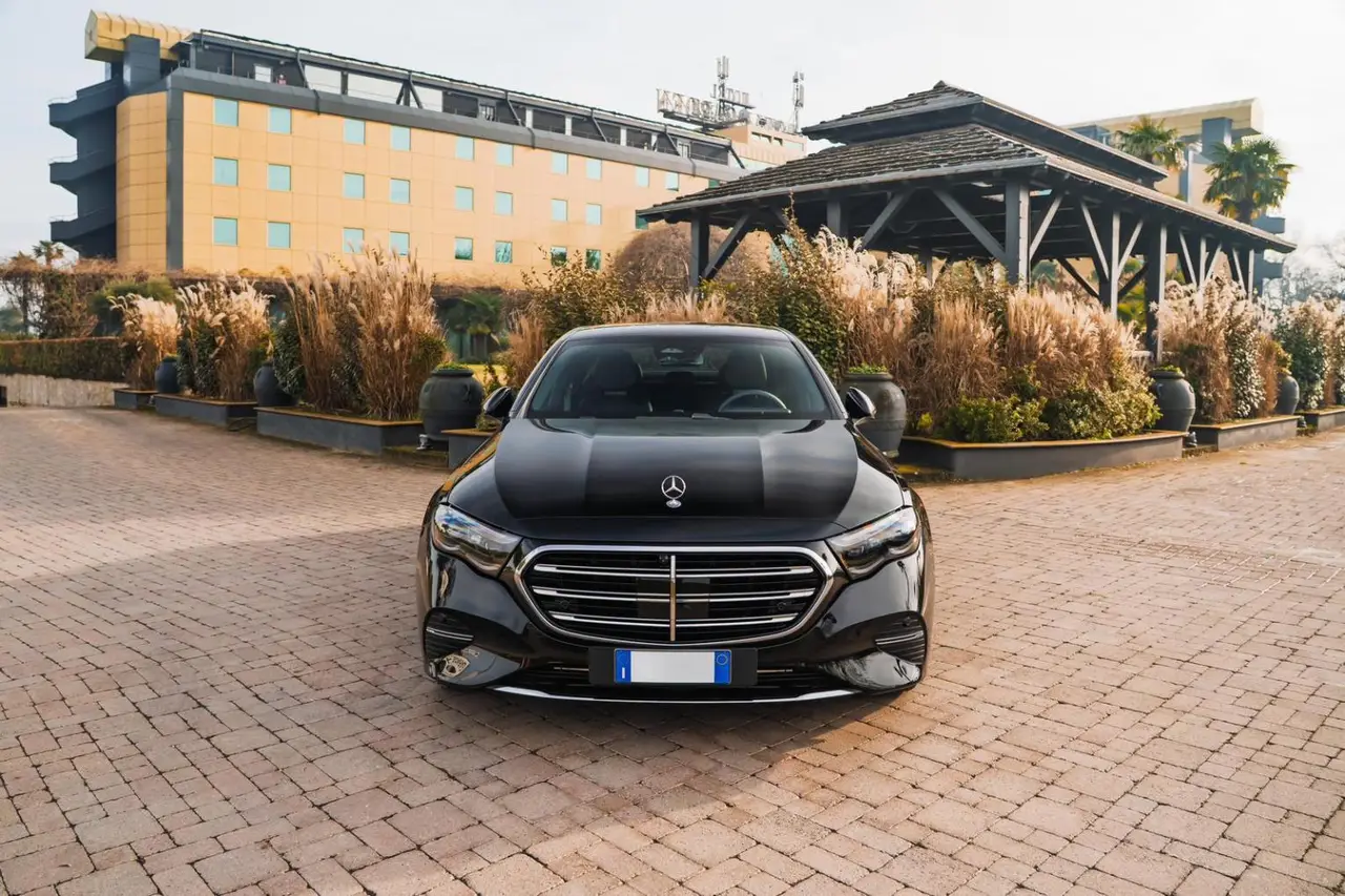 Mercedes Benz E-klasse 220d Premium Plus 2026, Frontansicht — Munich Luxury Cars, München. Der Mercedes-Benz E-Klasse 220d Premium Plus, Baujahr 2026, verkörpert die Sorte Luxus,…