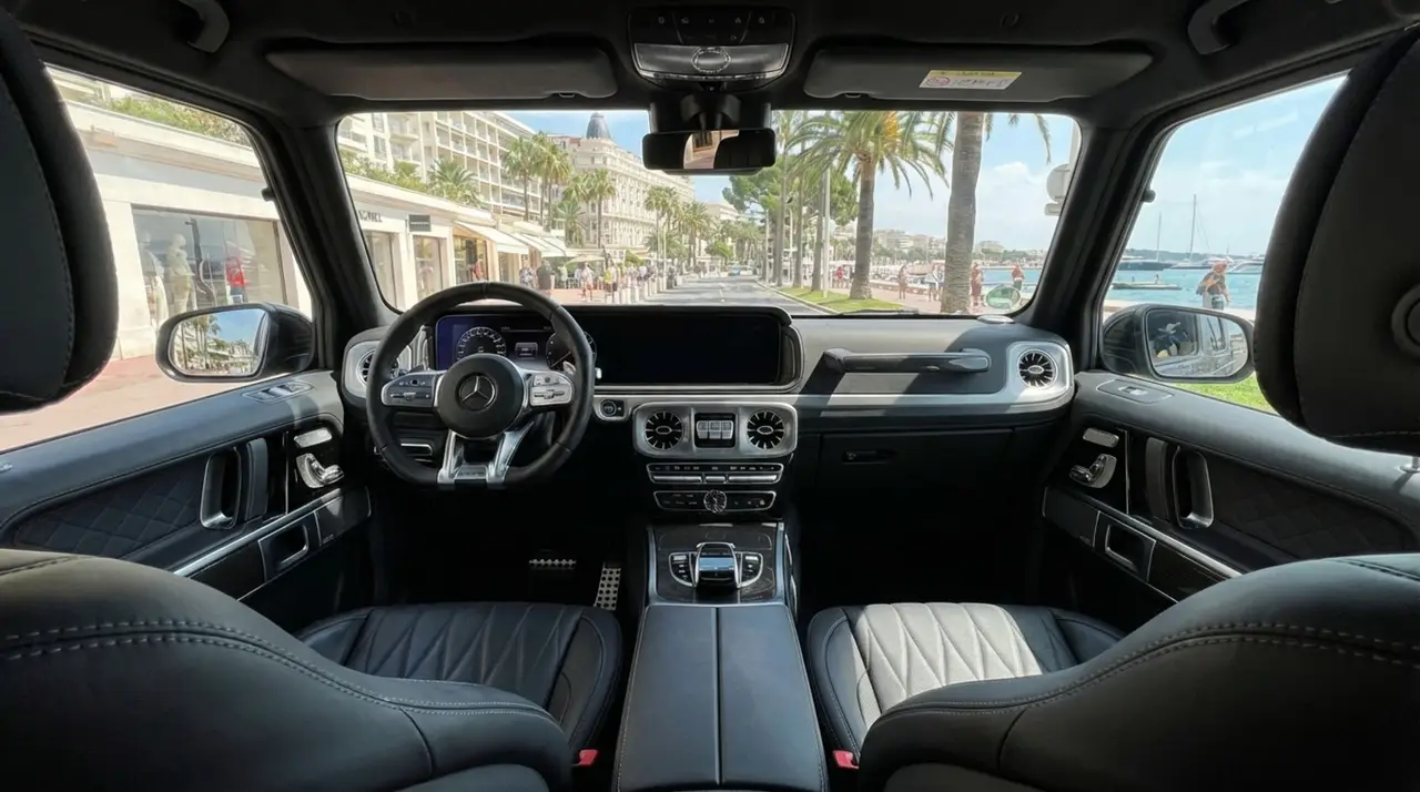 Mercedes Benz G63 2023, Innenraum — Munich Luxury Cars, München. Der Mercedes-Benz G63 aus 2023 bringt mit seinen 585 PS und der kantigen,…