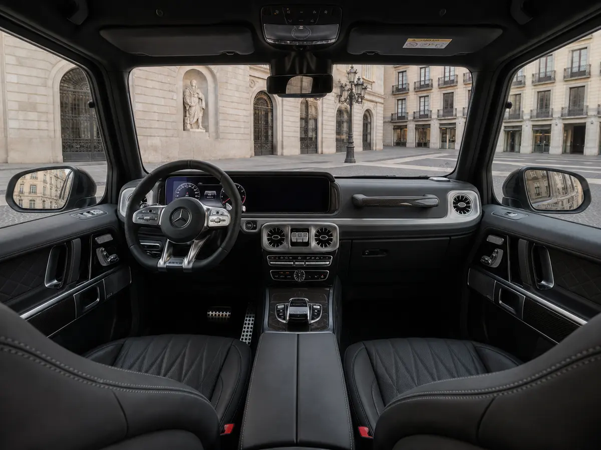 Mercedes Benz G63 2023, Heckansicht — Munich Luxury Cars, München. Der Mercedes-Benz G63 aus 2023 bringt mit seinen 585 PS und der kantigen,…