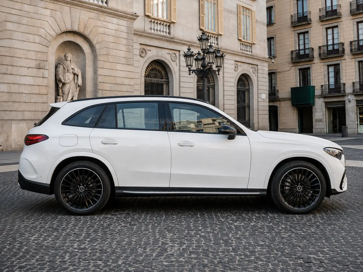 Mercedes Benz GLC 2025, Frontansicht — Munich Luxury Cars, München. Der Mercedes Benz GLC aus dem Modelljahr 2025 verbindet die Ausmaße eines klassischen…