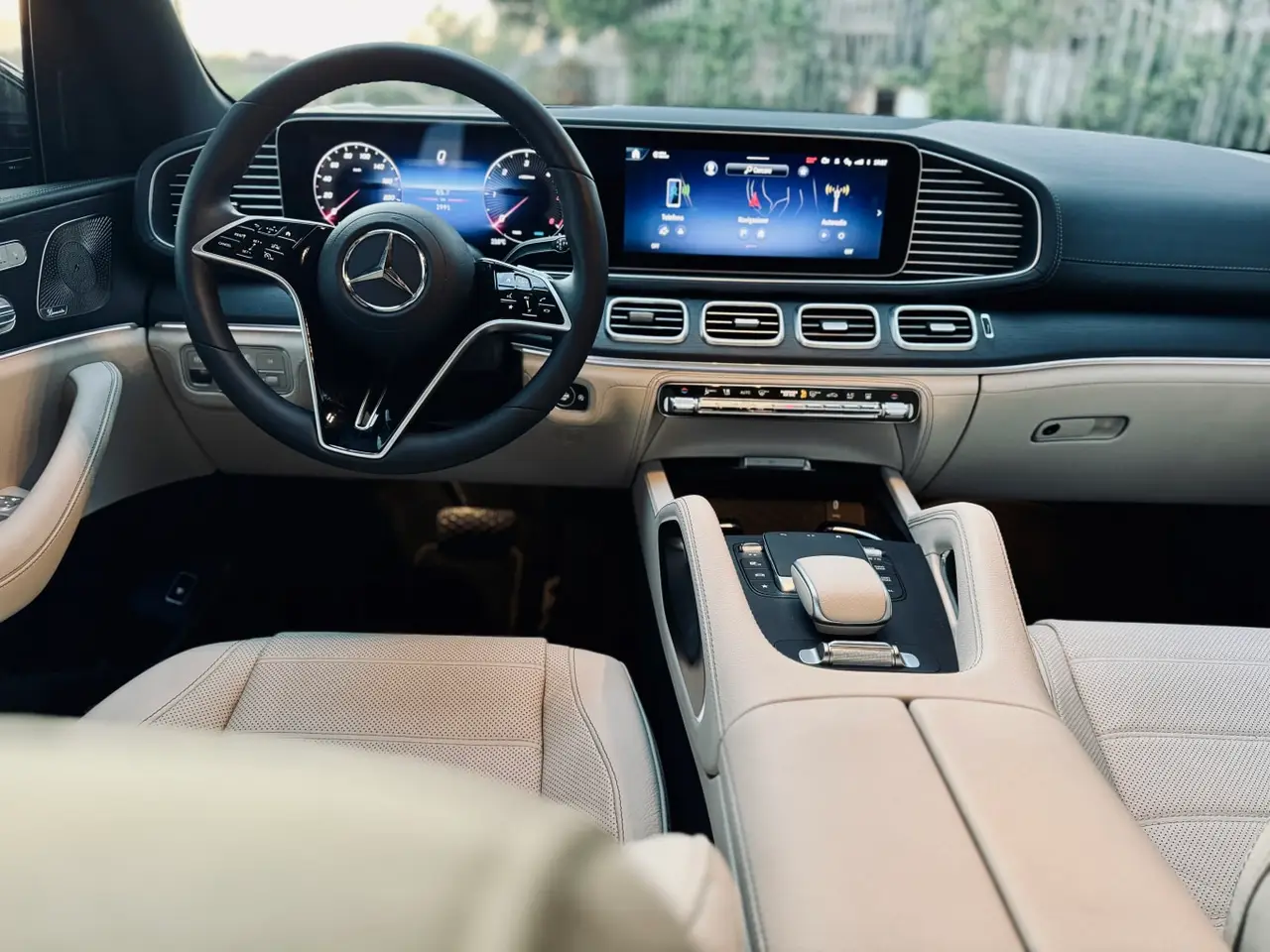 Mercedes Benz GLE 450 AMG 2024, Außenansicht — Munich Luxury Cars, München. Der Mercedes-Benz GLE 450 AMG, Baujahr 2024, ist ein großes SUV mit 367 PS – genug Kraft…